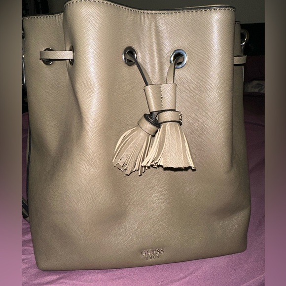 Guess Bucket Bag - Picture 4 of 13